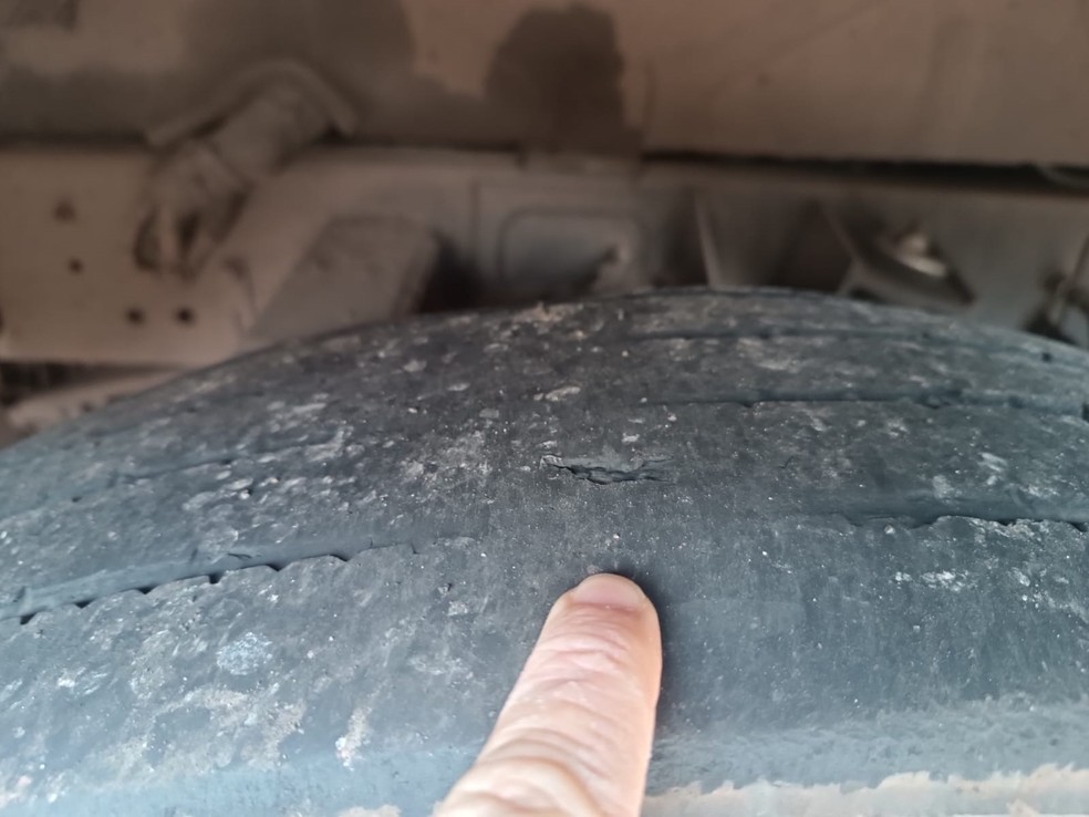 Ônibus que transportava 44 bolivianos clandestinamente estava com pneu 'careca' — Foto: ANTT