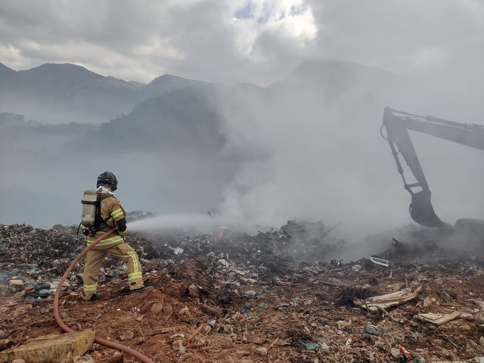 Incendio en vertedero de Teresópolis ha durado más de 24 horas y la ciudad sigue bajo humo