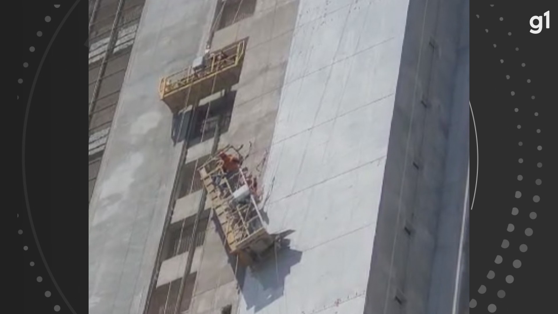 VÍDEO: Trabalhadores ficam pendurados a 45 metros de altura após andaime desnivelar em obra no Paraná