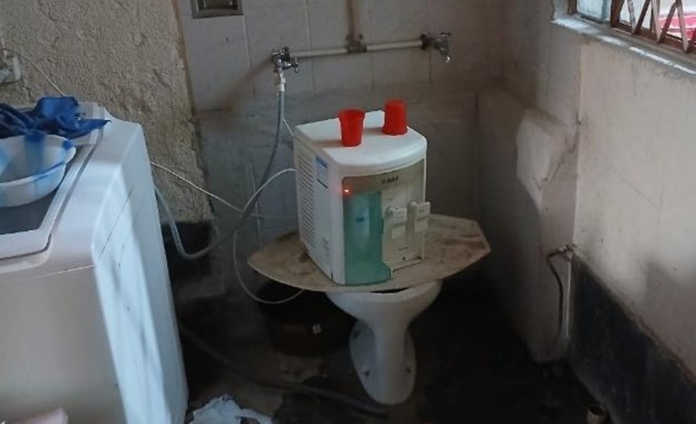 Bebedouro apoiado sobre vaso sanitário em operações realizadas por auditores fiscais do trabalho. — Foto: Auditoria-fiscal do Trabalho/Secretaria de Inspeção do Trabalho (SIT)