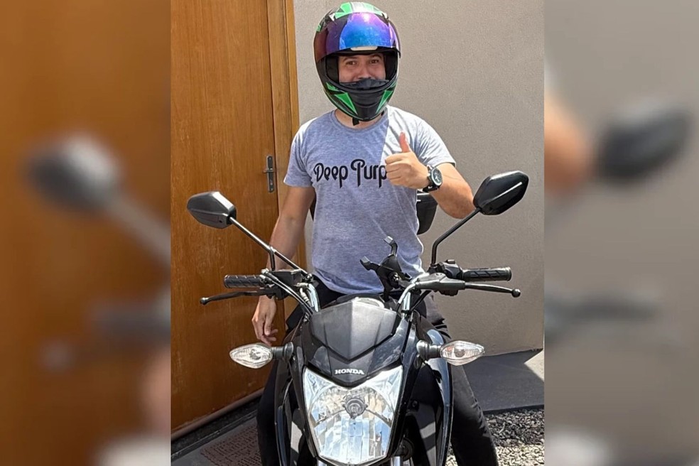O radialista Daniel Sávio Dias com sua motocicleta em Guapiaçu (SP) — Foto: Arquivo pessoal