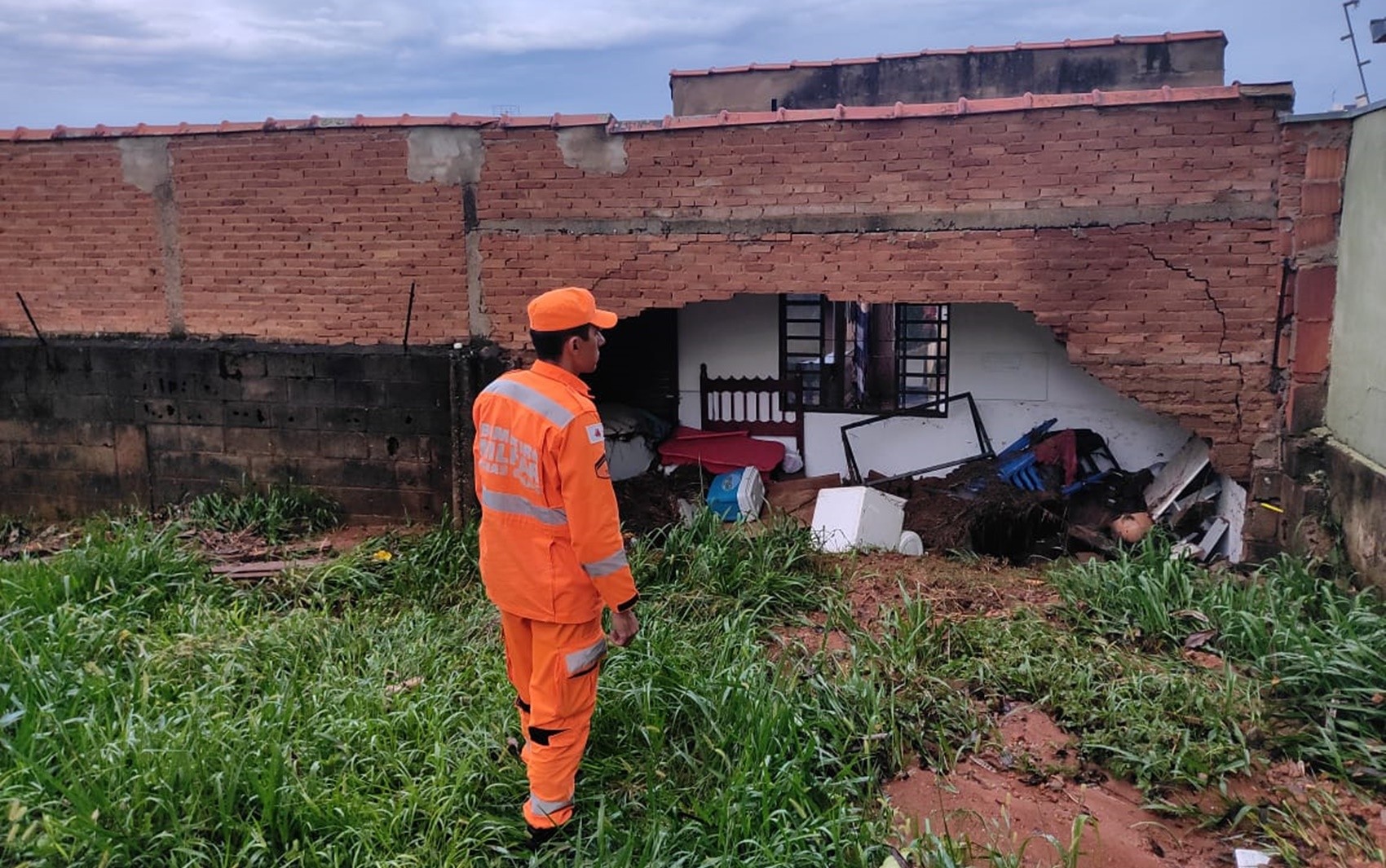 Chuva derruba muro de lote e parede de casa em Pouso Alegre; água invadiu residência