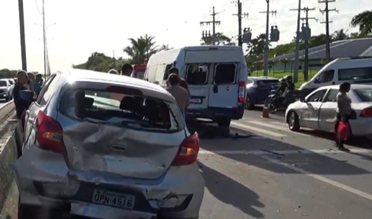 Engavetamento deixa feridos e trânsito lento na BR-349, em Marechal Deodoro