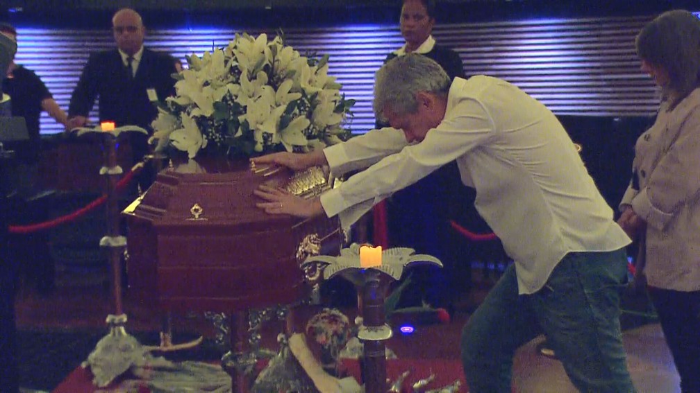 Serginho Groisman se despede de Rita Lee em velório realizado no Planetário do Parque Ibirapuera — Foto: Reprodução/TV Globo