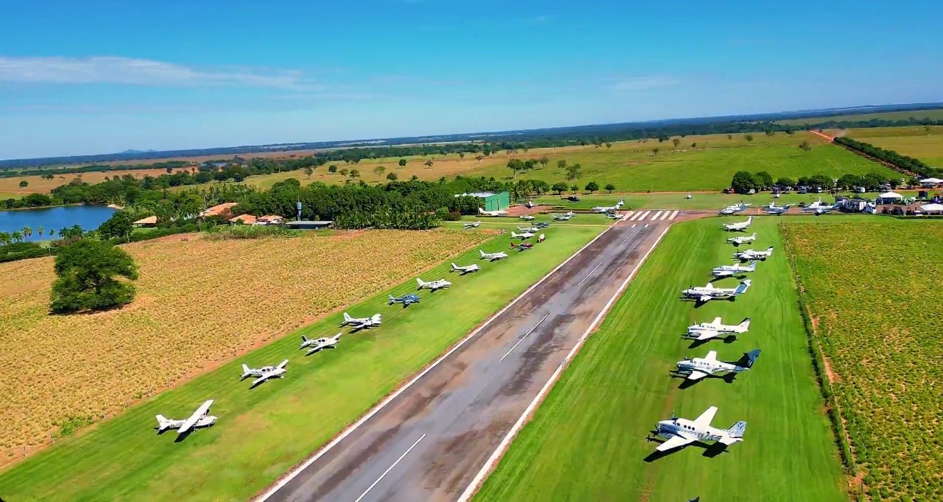 Movimento de aviões em fazenda que impressionou a web também chamou a atenção de moradores