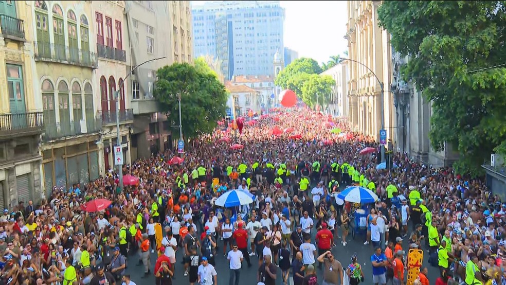 Público lotou o Centro do Rio neste sábado para o Bloco da Anitta — Foto: Reprodução/TV Globo