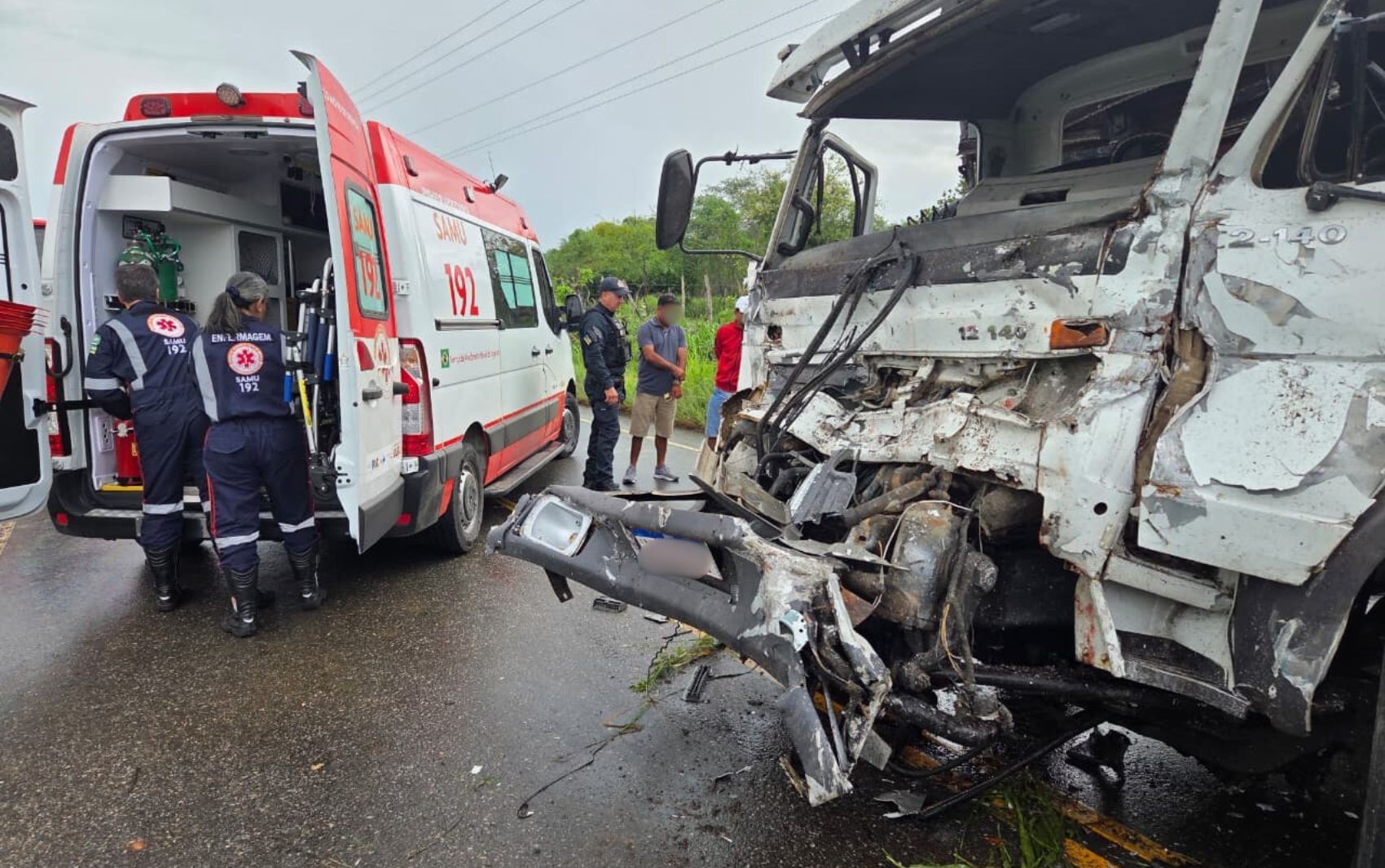 Duas pessoas ficam feridas após batida entre caminhões em rodovia de Sergipe