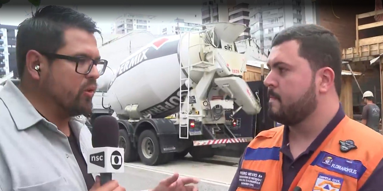 Parede cai sobre dois trabalhadores durante obra no centro de Florianópolis; VÍDEO