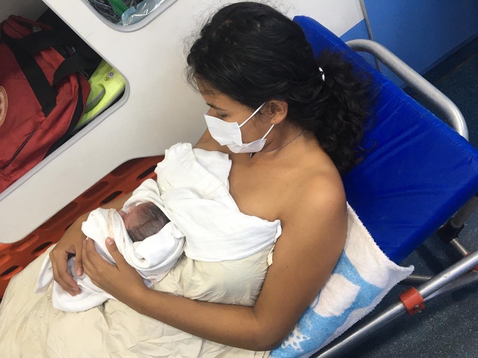 Mulheres Dando A Luz Em Casa