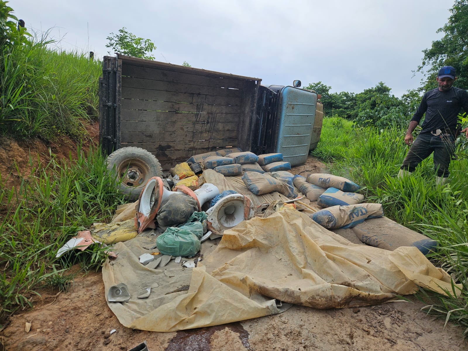 Caminhonete com materiais para construção de escola indígena tomba em ramal no interior do Acre