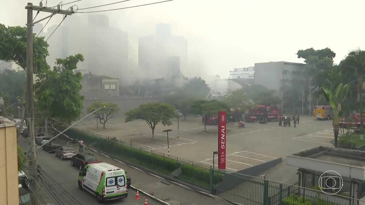 Incêndio em fábrica no Brás chega a 36 horas; risco de desabamento dificulta combate