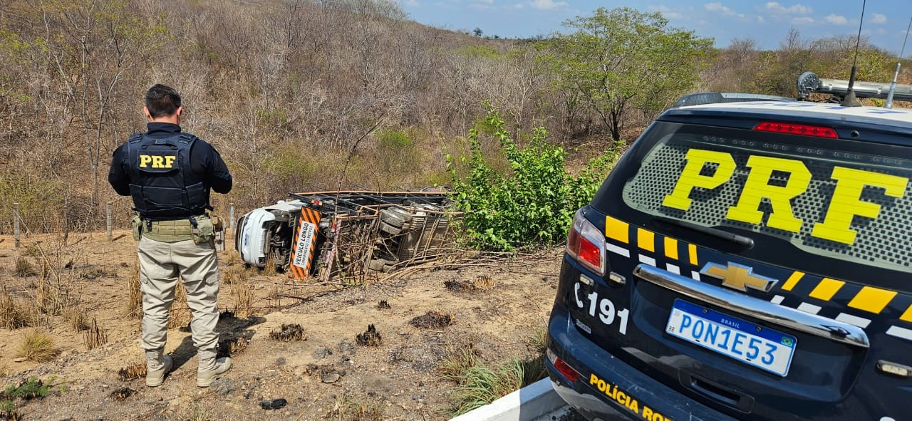 Caminhão que carregava 15 carros tomba em estrada no interior do Ceará