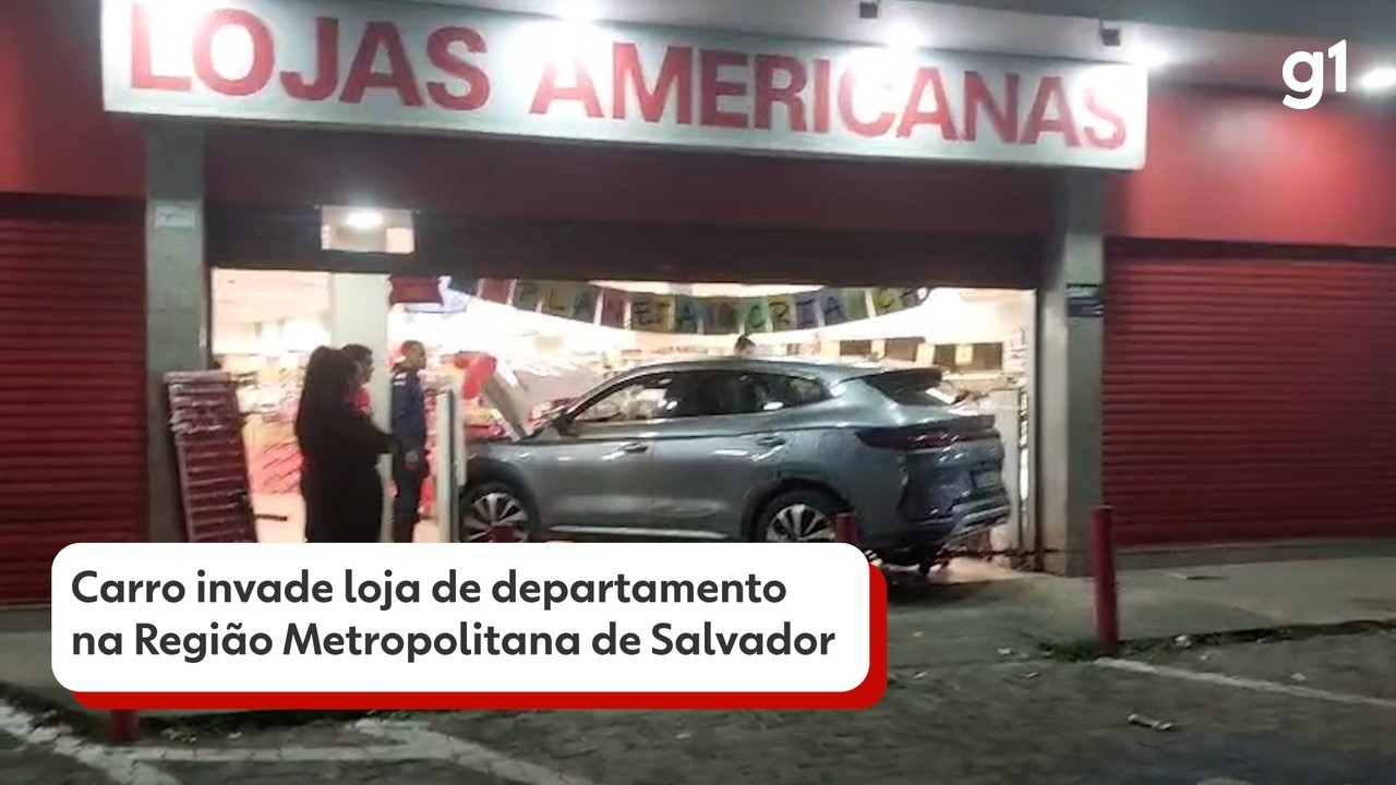 Carro invade loja de departamento na Região Metropolitana de Salvador