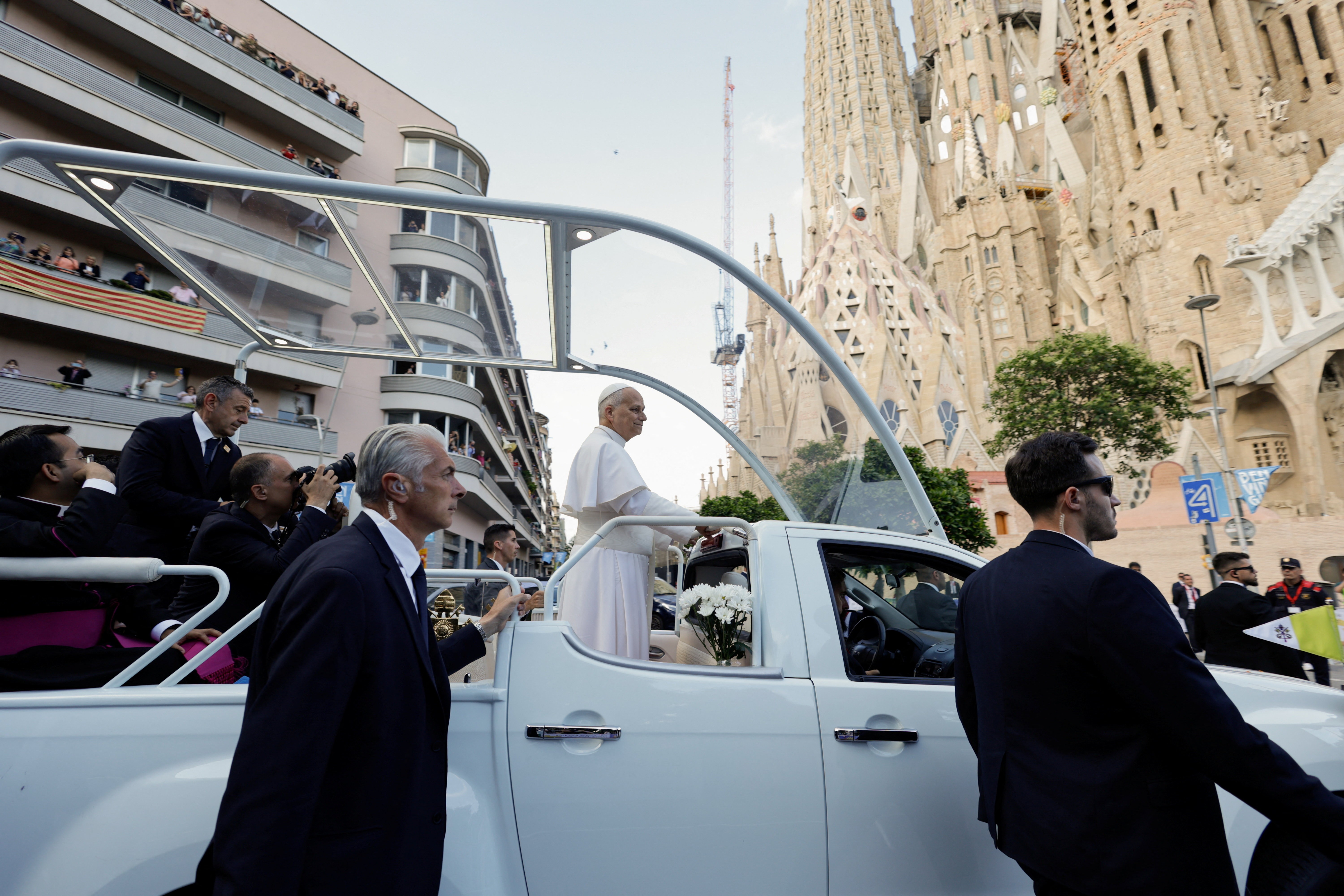 Papa Leão XIV chega à Basílica da Sagrada Família para rezar missa