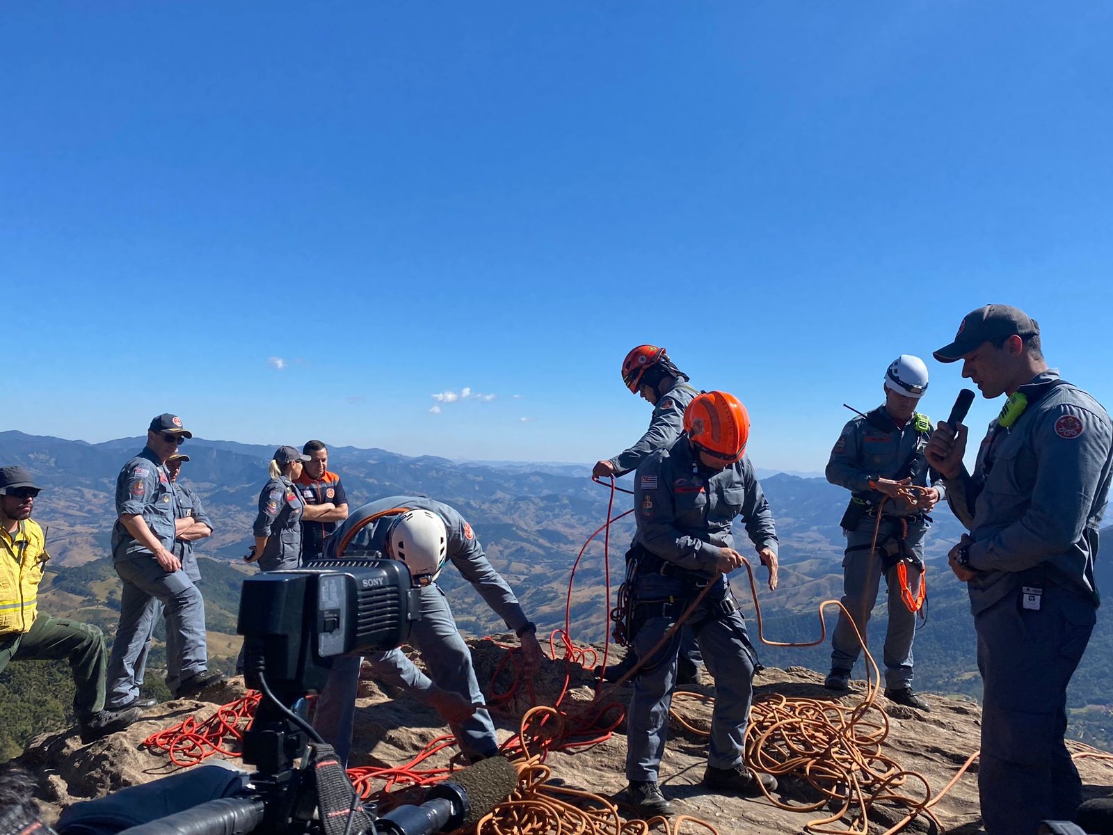 Defesa Civil e bombeiros simulam resgate de vítima de queda de 30 metros na Pedra do Baú
