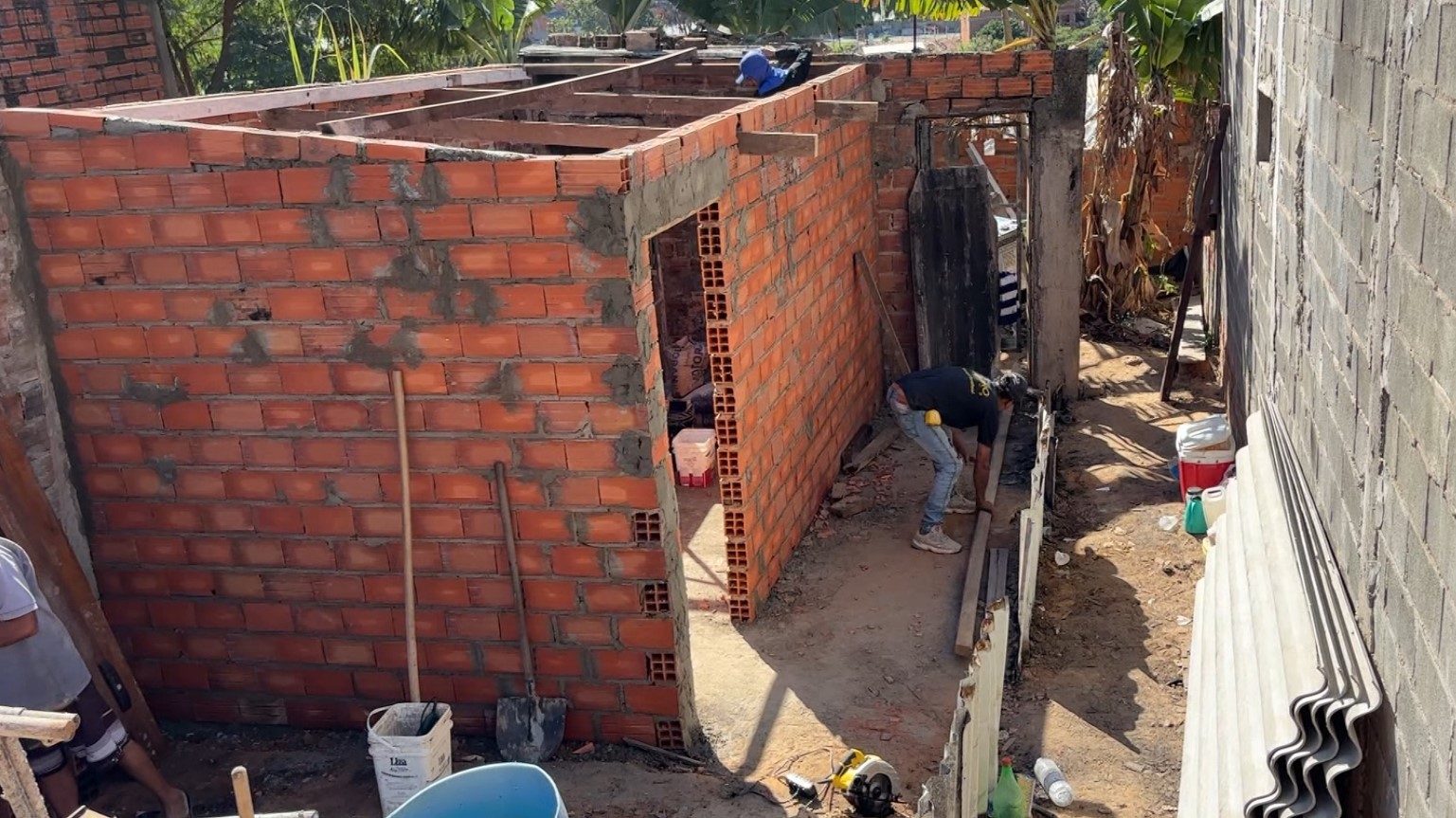 Vizinhos se mobilizam e constroem casa para idosa abandonada em Campinas