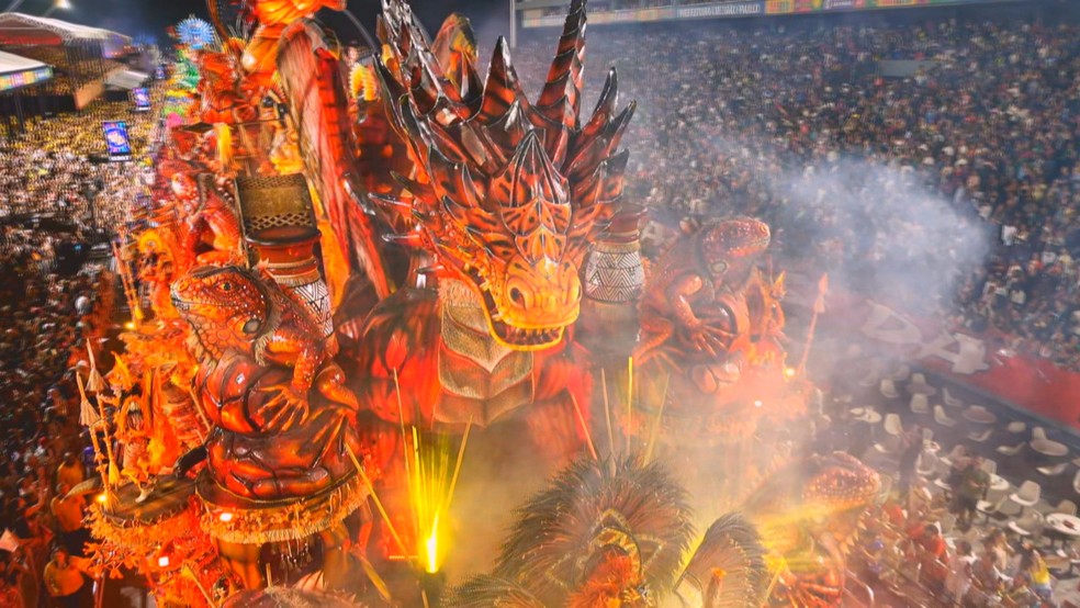 Dragões da Real desfila em São Paulo na madrugada deste sábado (14). — Foto: Reprodução/Globo