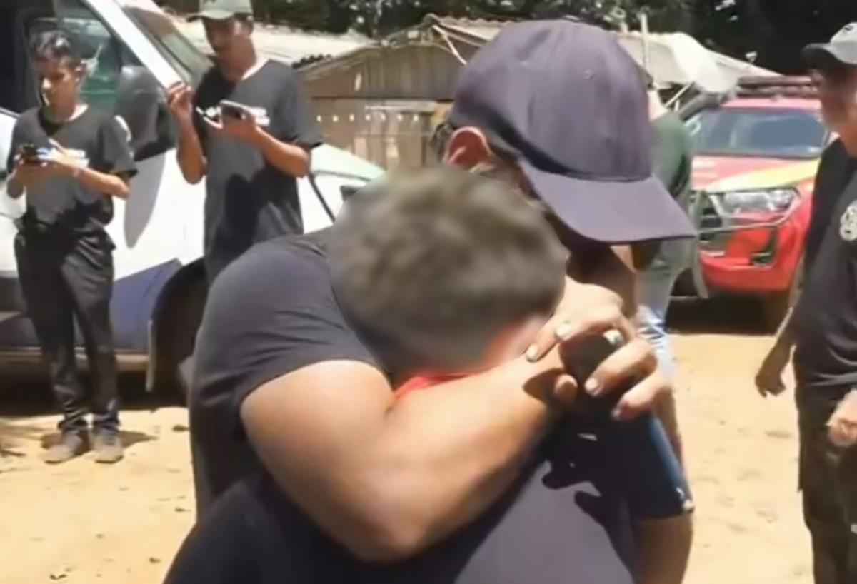 Menino de 12 anos encontra família ao vivo em jornal após desaparecer em mata no Paraná, e repórter se emociona: 'A gente é mãe' 