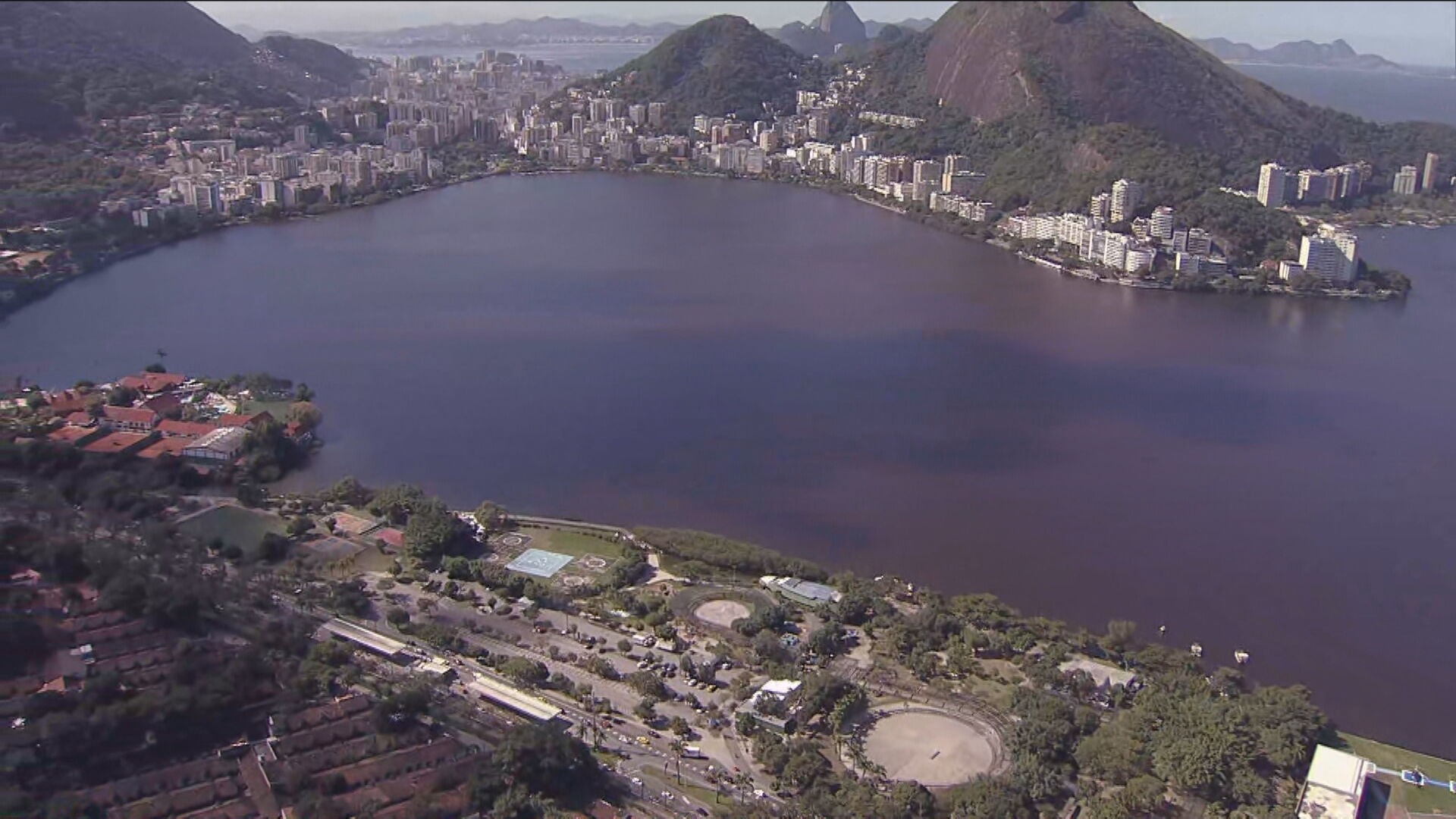 Cor da água da Lagoa Rodrigo de Freitas chama a atenção nesta terça-feira