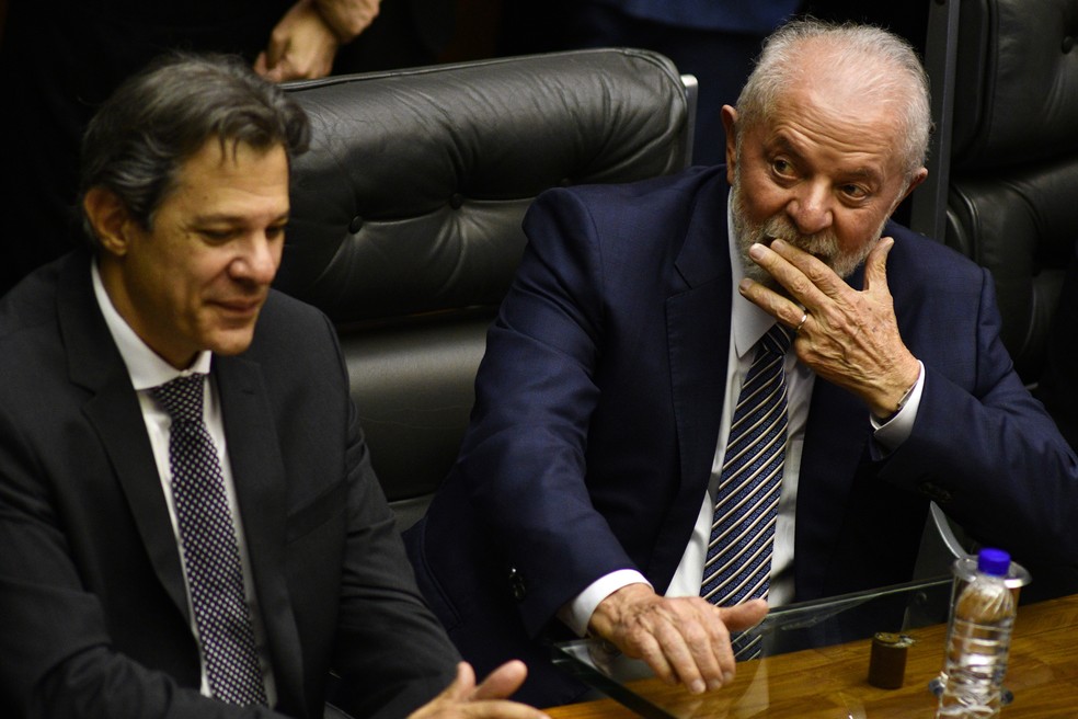 Haddad e Lula durante promulgação da reforma tributária na quarta-feira (20), no Congresso. — Foto: CLÁUDIO REIS/ENQUADRAR/ESTADÃO CONTEÚDO
