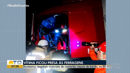Motorista é resgatado após ficar preso às ferragens em acidente na BR-153