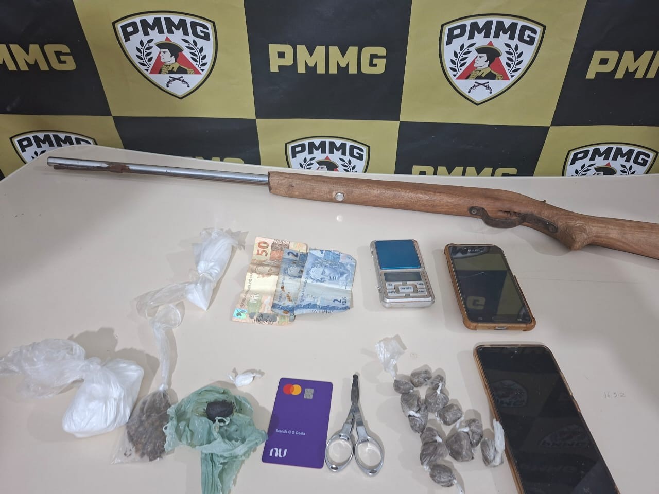 PM prende casal por tráfico de drogas e apreende arma e moto adulterada em Varzelândia