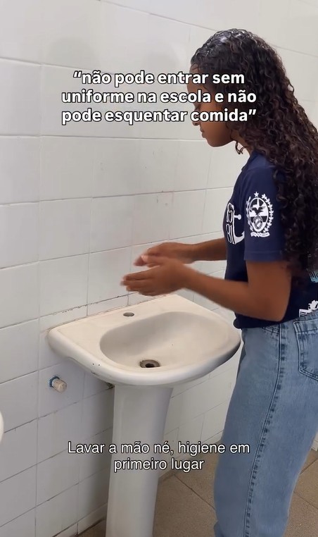 Vídeo de alunas da Faetec Niterói sobre condições precárias em unidade viraliza: 'Porta pra que?'