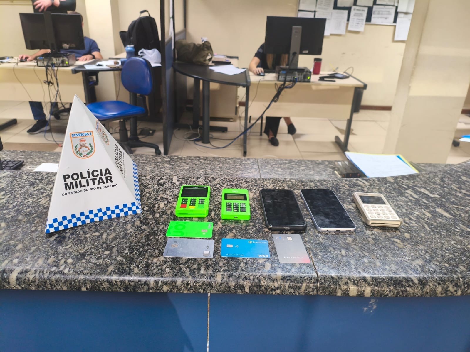 Taxista é preso após tentar cobrar corrida de R$ 3,4 mil de turistas em Copacabana