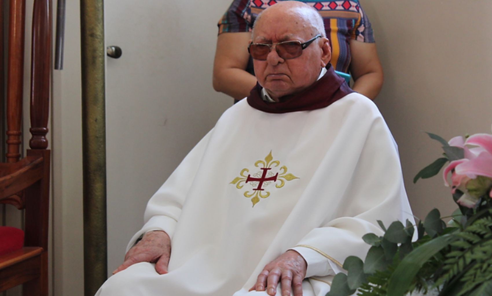 Fiéis, amigos, e familiares se despedem do monsenhor José Carvalho em Aracaju
