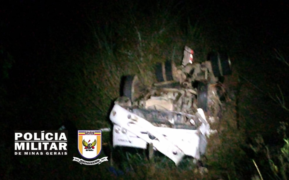 Motorista de caminhão cai em barranco após desviar de carro na MGC-383, em Minduri — Foto: Polícia Militar Rodoviária