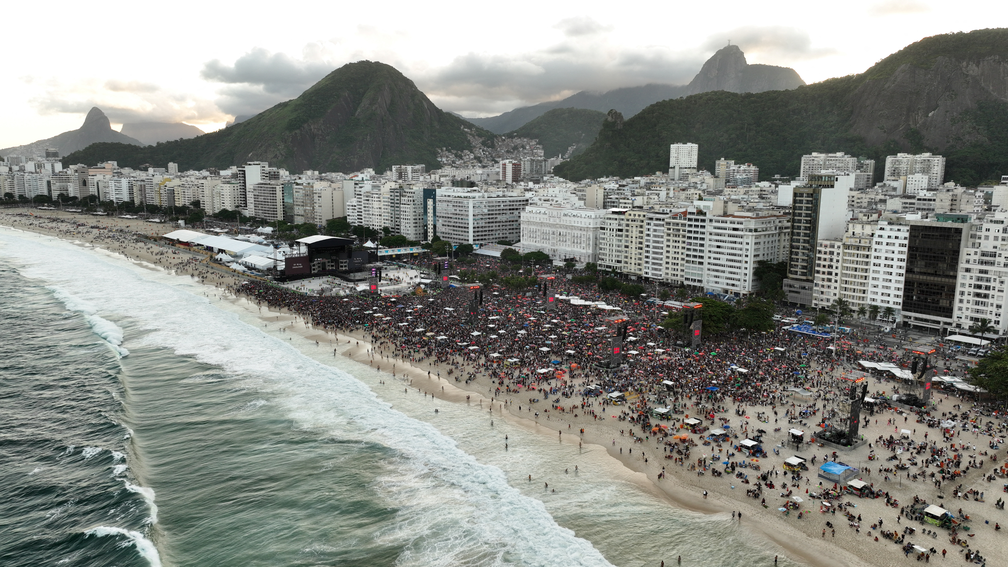 Fãs se reúnem antes do show aberto de Lady Gaga na Praia de Copacabana, no Rio de Janeiro. — Foto: REUTERS/Renato Spyrro