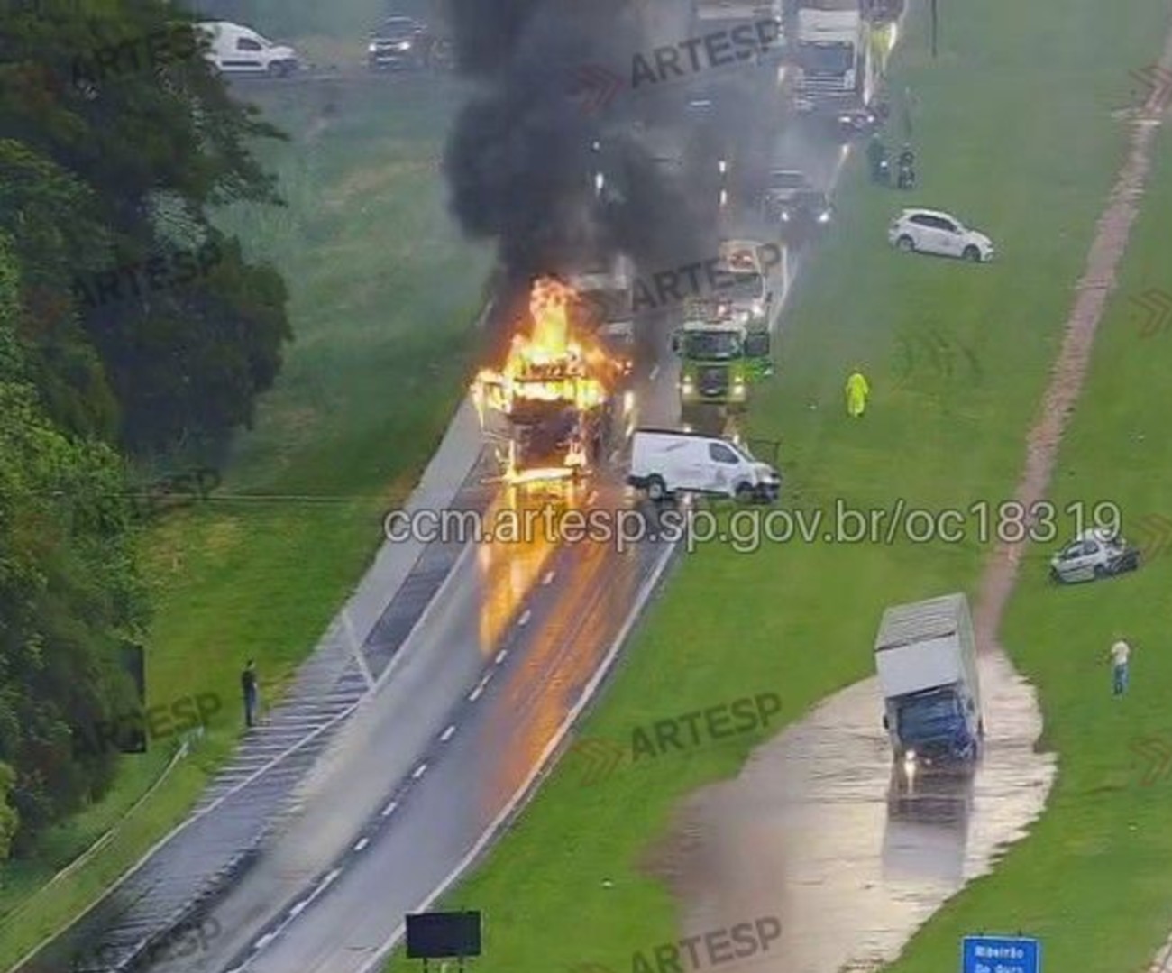 Grave acidente com carreta, caminhão, carro e van interdita a Rodovia Washington Luís no interior de SP
