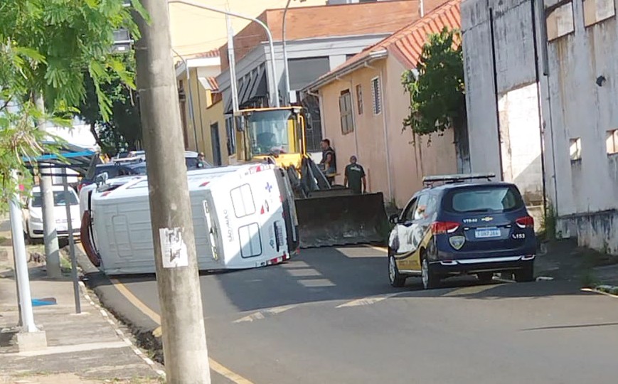 Ambulância capota após batida em cruzamento de Iracemápolis e motorista fratura costela