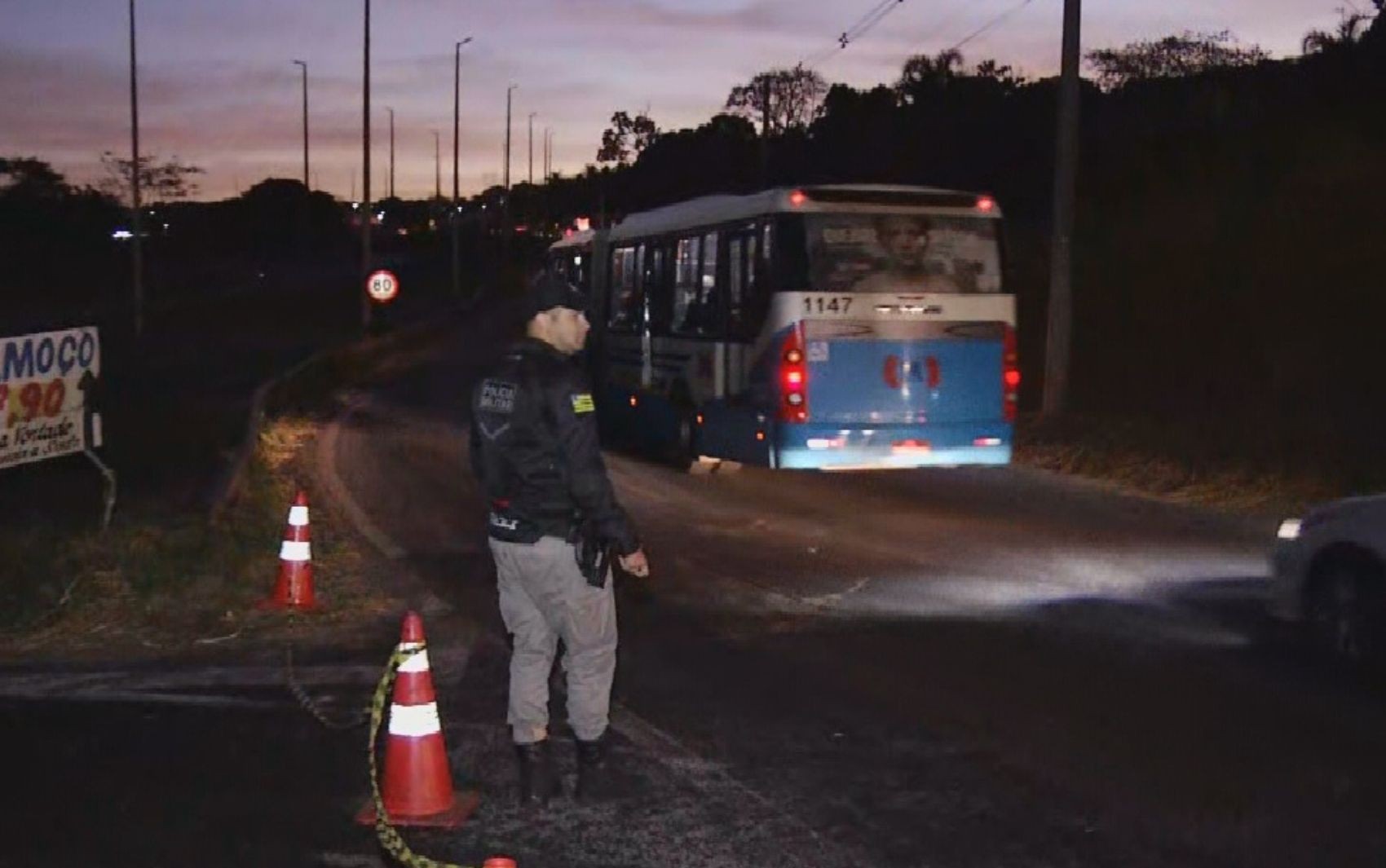 GO-403 é interditada após tombamento de caminhão com combustível deixar pista escorregadia; veja desvios