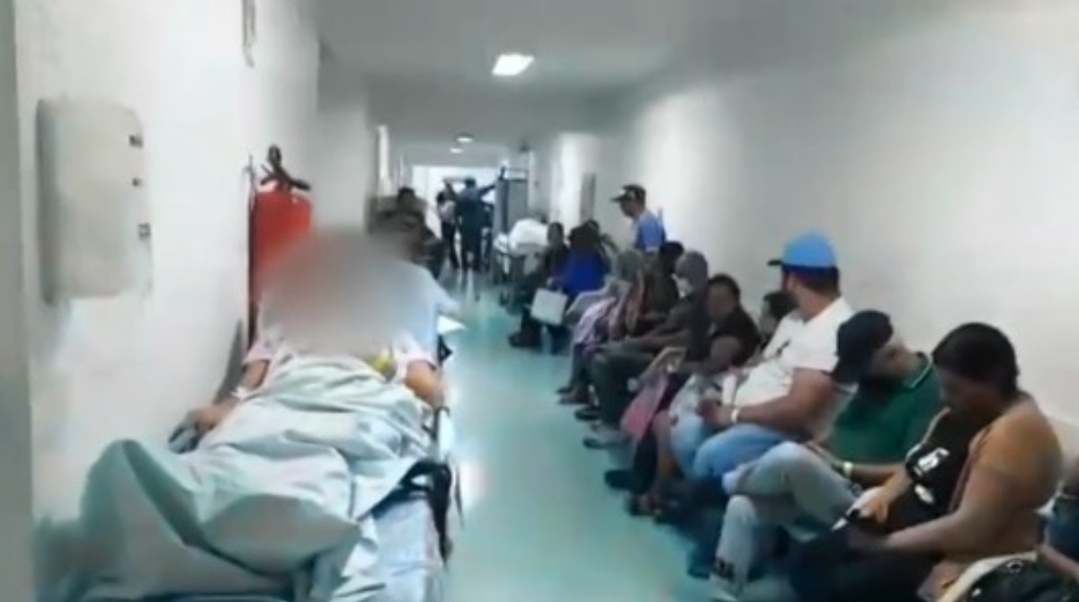 Pacientes relatam superlotação e macas em corredores no Hospital Heliópolis, na Zona Sul de SP