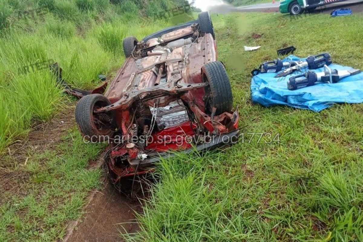 Capotamento na SP-351 deixa uma pessoa morta e três feridas em Catanduva