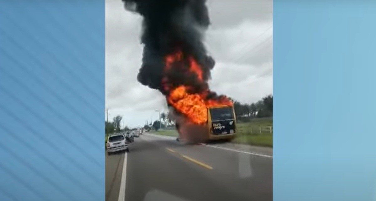 Ônibus pega fogo na BR-356, em São João da Barra; motorista consegue sair a tempo