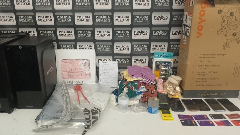 Cartões de crédito, celulares e roupas foram apreendidos — Foto: Cristiano Dias/TV Integração