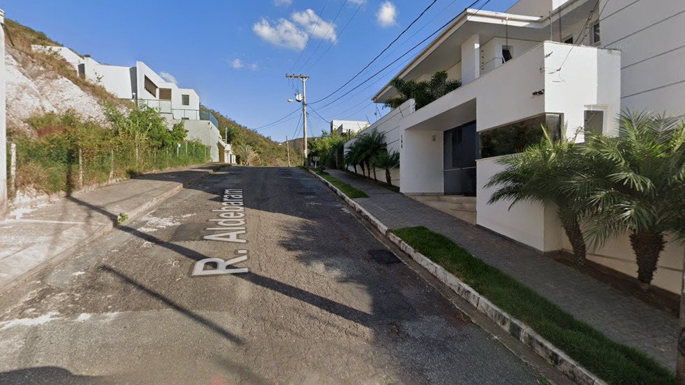 Quatro homens invadiram a residência de uma família no bairro Comiteco, na região Centro-Sul de Belo Horizonte, na tarde deste domingo (4), após se passarem por entregadores de pizza. De acordo com a Polícia Militar, os criminosos ameaçaram as vítimas com arma de fogo e roubaram diversos objetos de valor.