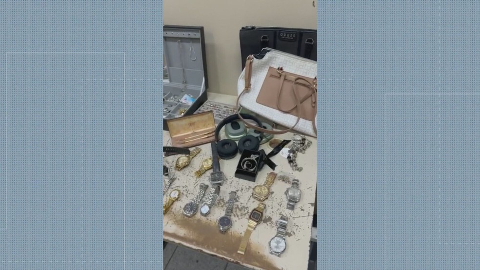Objetos furtados pelo bando foram apreendidos no local onde eles estavam — Foto: Reprodução/TV Globo