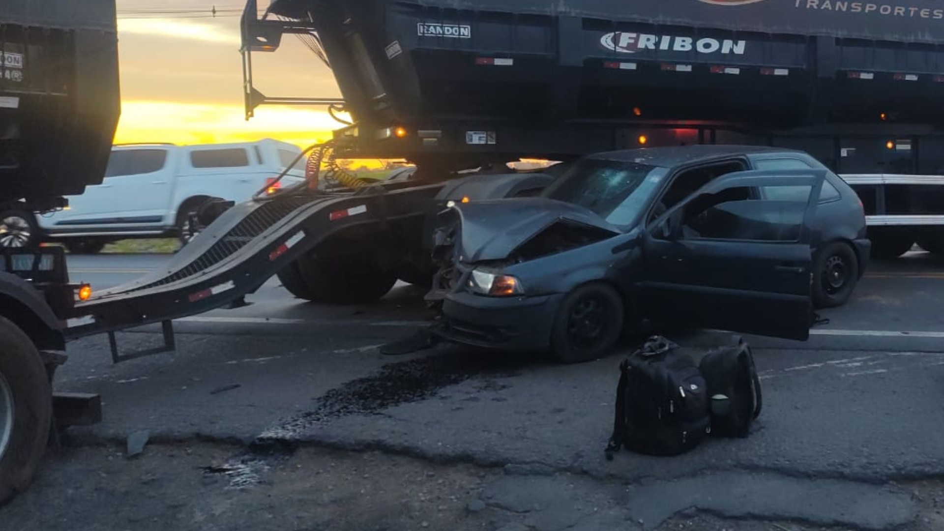 Quatro ficam feridos após caminhão cruzar rodovia e atingir carro em Araçatuba