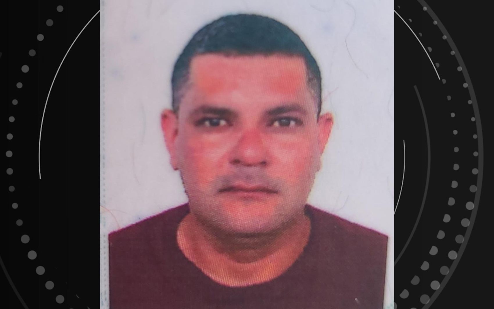 Motorista morre após carreta capotar e mercadoria de fertilizante é saqueada na Bahia