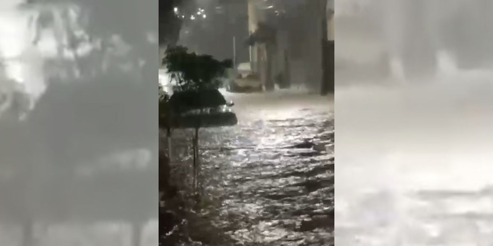2 de 3
Carro ficou preso em enxurrada de Tupã, na noite de terça-feira (7) — Foto: Daniele - O Melhor de Tupã
