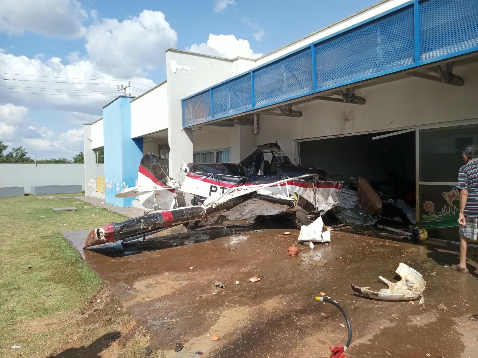 Avião agrícola cai em creche com mais de 150 crianças em MT