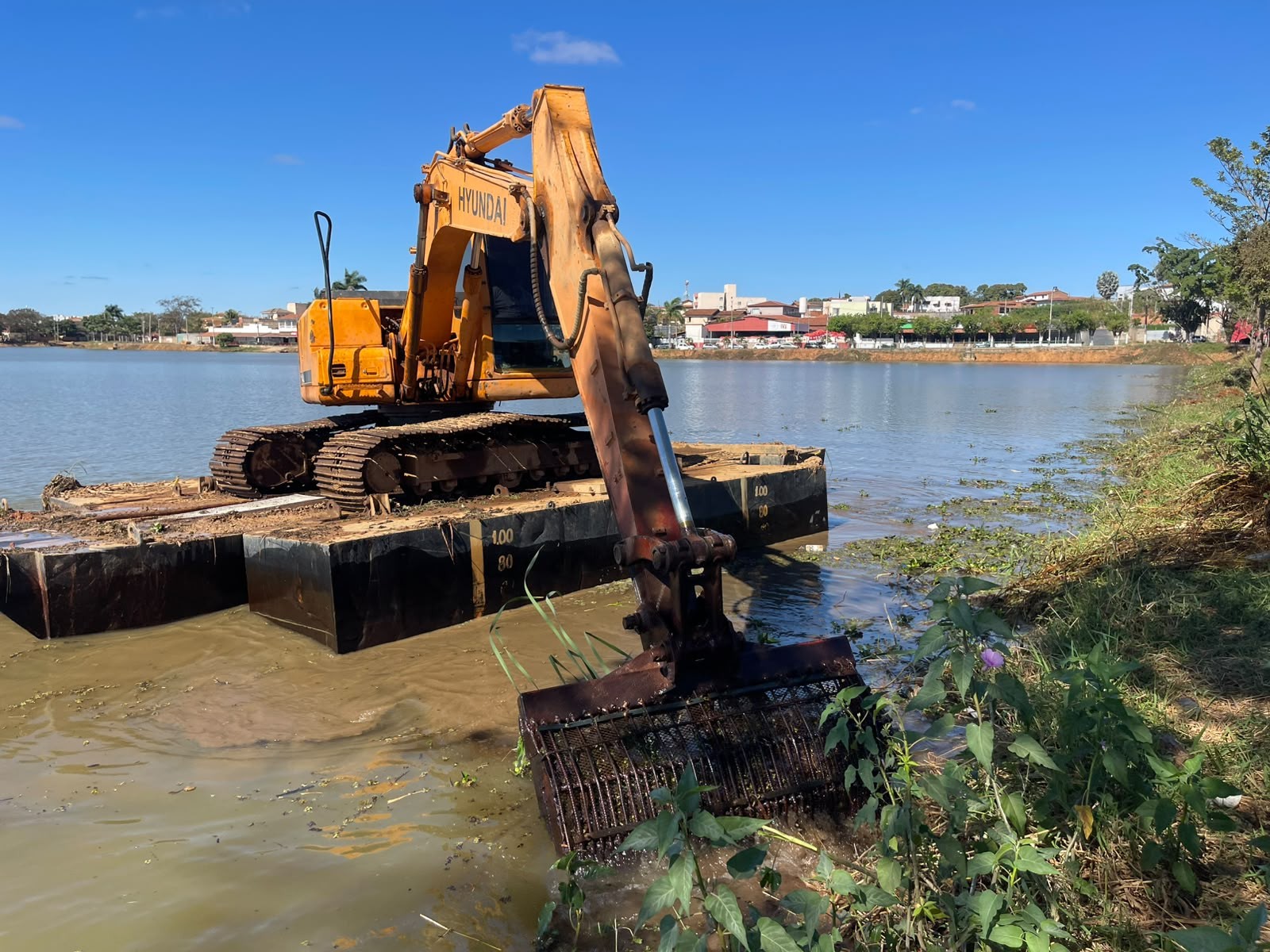 Lagoa do Interlagos, em Montes Claros, recebe limpeza pesada