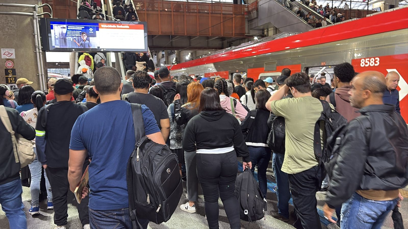 Falha na Linha 12-Safira da CPTM causa lentidão e faz viagem entre Itaquaquecetuba e Brás levar mais de 1 hora nesta quinta-feira