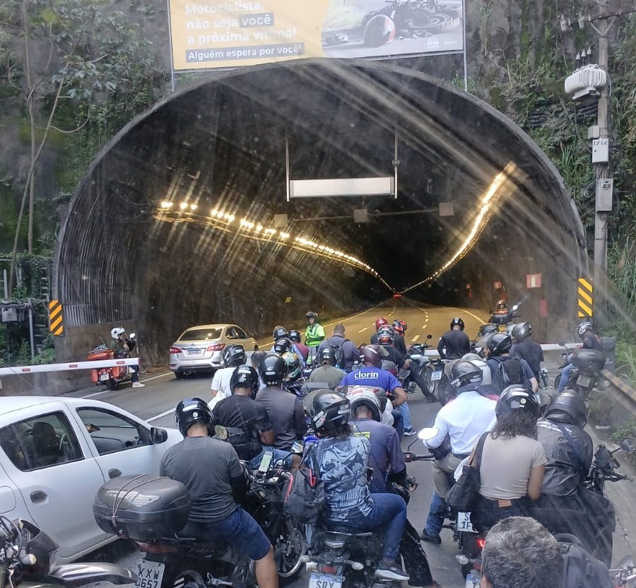 Incêndio em caminhão interdita Túnel da Covanca e afeta trânsito na Linha Amarela, no Rio