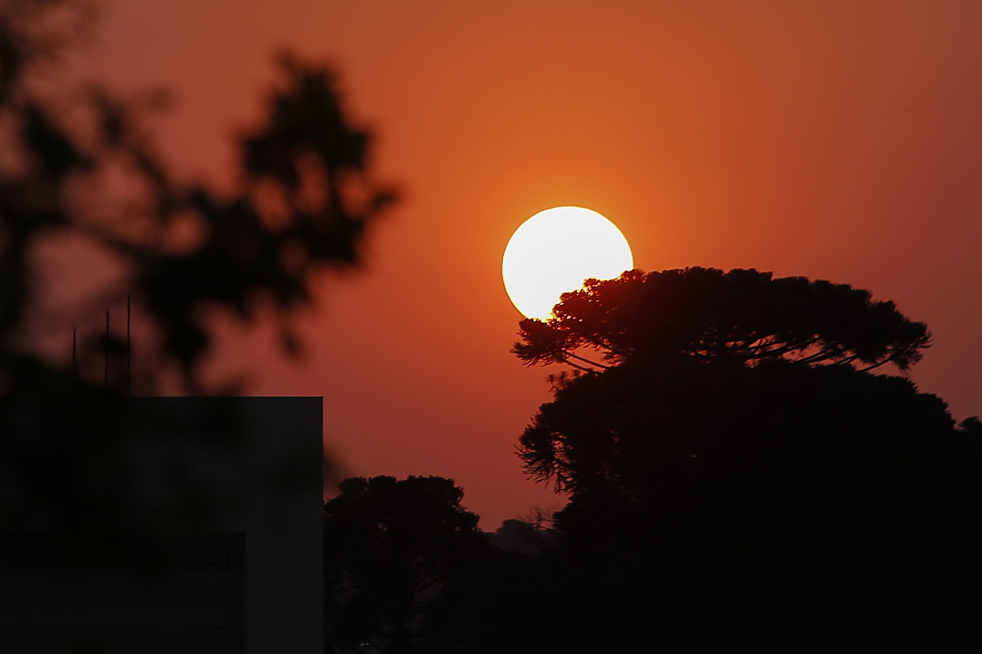 Calor deve voltar ao Paraná com temperaturas de até 35ºC neste fim de semana; veja como fica o tempo em cada região