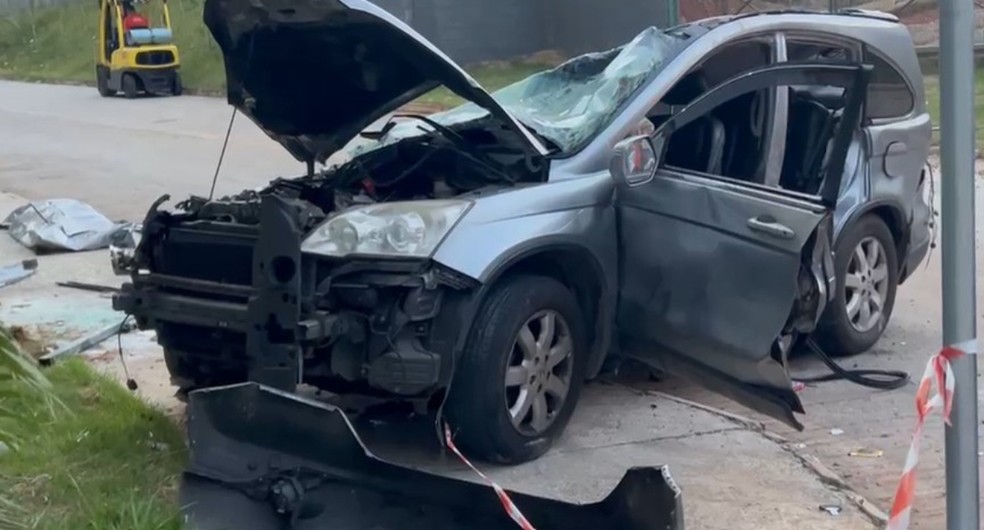 Carro ficou destru&iacute;do ap&oacute;s cair de cerca de 15 metros, do estacionamento de um supermercado em Tabo&atilde;o da Serra, na Grande SP &mdash; Foto: Reprodu&ccedil;&atilde;o