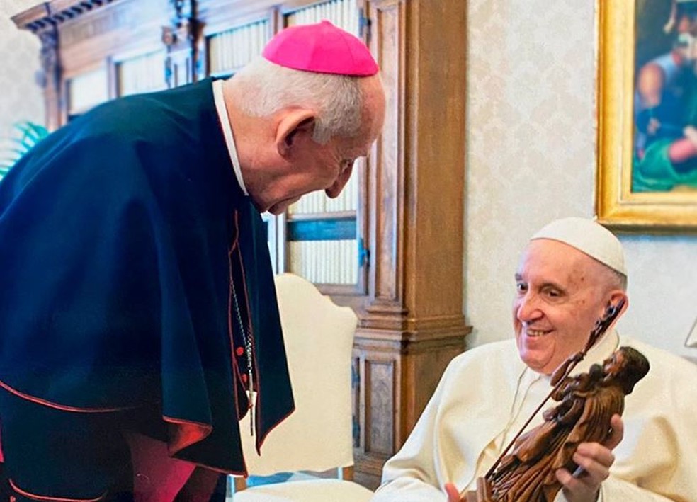 Dom José Antonio, arcebispo emérito de Fortaleza, entrega imagem de São José feita por artista cearense, a papa Francisco. — Foto: Arquidiocese de Fortaleza/ Divulgação